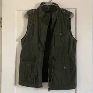Green zip vest - like new!